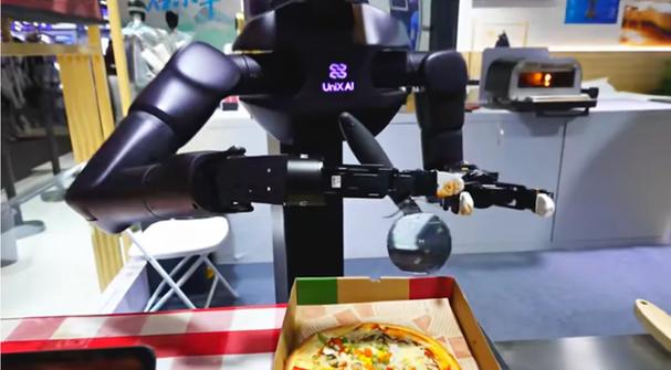 未来三年谁会成为家庭里的"ai管家"?waic机器人产品逐一分析